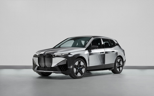 Magischer Farbwechsel im Exterieur: Der BMW iX Flow featuring E Ink.