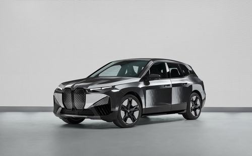 Magischer Farbwechsel im Exterieur: Der BMW iX Flow featuring E Ink.