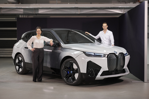Magischer Farbwechsel im Exterieur: Der BMW iX Flow featuring E Ink.