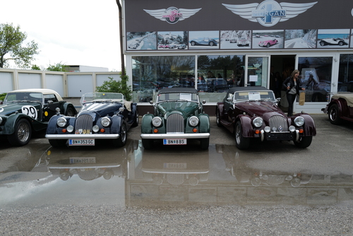 Camille Jenatzy auf La Jamais Contente erreicht als erste Landfahrzeug 100 km/h (1899)