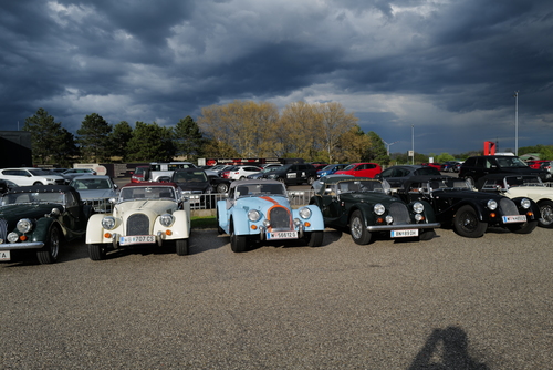 Camille Jenatzy auf La Jamais Contente erreicht als erste Landfahrzeug 100 km/h (1899)