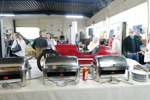 Camille Jenatzy auf La Jamais Contente erreicht als erste Landfahrzeug 100 km/h (1899)