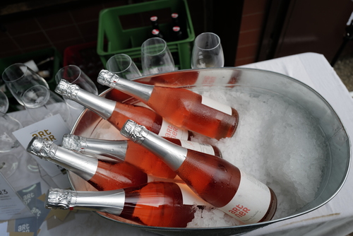 Camille Jenatzy auf La Jamais Contente erreicht als erste Landfahrzeug 100 km/h (1899)