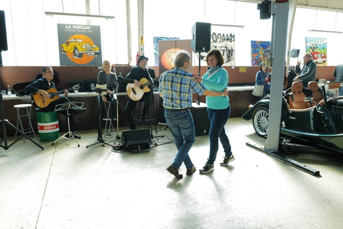 Camille Jenatzy auf La Jamais Contente erreicht als erste Landfahrzeug 100 km/h (1899)