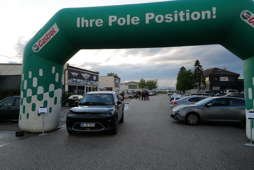 Camille Jenatzy auf La Jamais Contente erreicht als erste Landfahrzeug 100 km/h (1899)