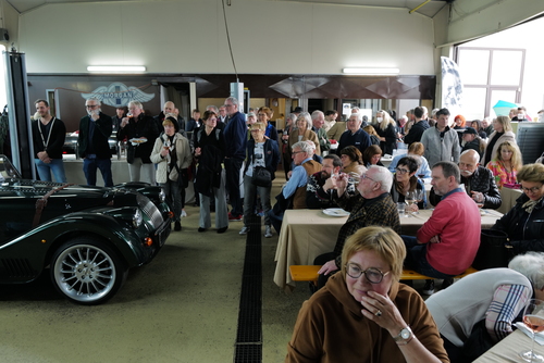 Camille Jenatzy auf La Jamais Contente erreicht als erste Landfahrzeug 100 km/h (1899)