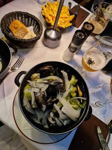 Die erste Ausgabe der Jugendzeitschrift BRAVO erscheint (1956)