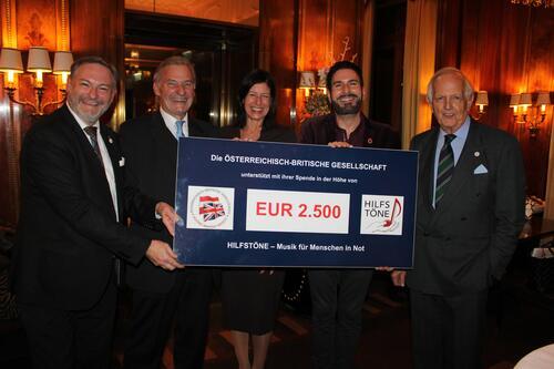 Der US-amerikanischer Sänger Frank Sinatra wird in Hoboken, New Jersey geboren (1915)