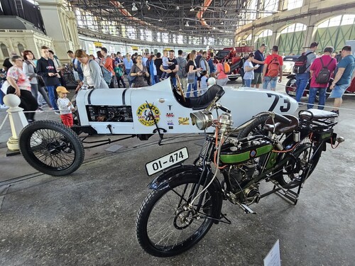 Der erste Volvo, ein ÖV4, verlässt das Werk (1927) Der erste Volvo, ein ÖV4, verlässt das Werk (1927)
