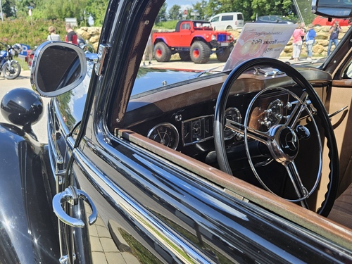 Der argentinischer Automobilrennfahrer Juan Manuel Fangio wird in Balcarce geboren (1911)