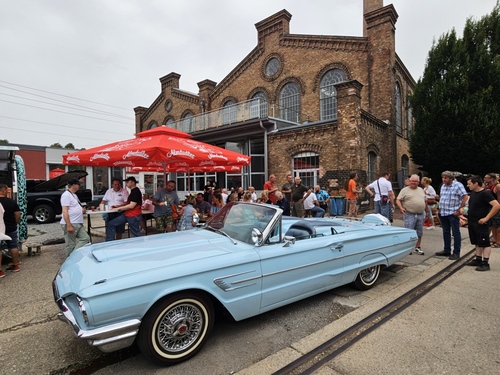In London wird die Tower Bridge für den Verkehr freigegeben (1894)