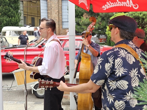 In London wird die Tower Bridge für den Verkehr freigegeben (1894)