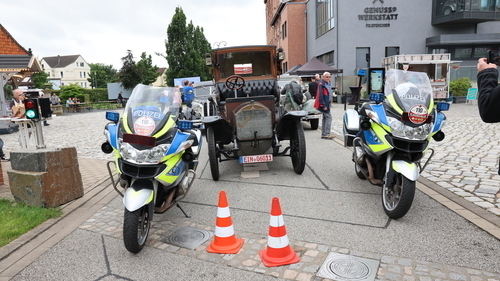 In London wird die Tower Bridge für den Verkehr freigegeben (1894)
