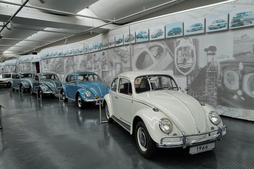 Sam Walton eröffnet den ersten Wal-Mart Discount City Store in Rogers (Arkansas) (1962)