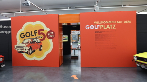 Sam Walton eröffnet den ersten Wal-Mart Discount City Store in Rogers (Arkansas) (1962)