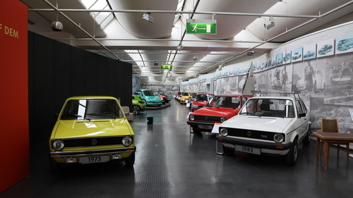 Sam Walton eröffnet den ersten Wal-Mart Discount City Store in Rogers (Arkansas) (1962)