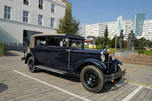 Die erste elektrische Garnitur der Berliner S-Bahn nimmt den Betrieb auf (1924) Die erste elektrische Garnitur der Berliner S-Bahn nimmt den Betrieb auf (1924)
