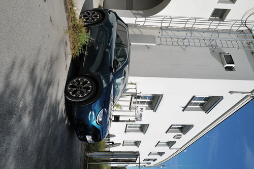 Der deutsche Rennfahrer Jochen Mass wird in Dorfen geboren (1946)