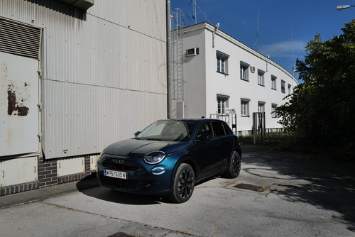 Der deutsche Rennfahrer Jochen Mass wird in Dorfen geboren (1946)