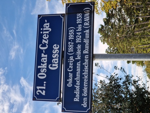 Der deutsche Rennfahrer Jochen Mass wird in Dorfen geboren (1946)