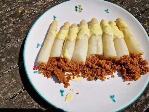 Der sowjetische Kosmonaut Juri Gagarin fliegt als erster Mensch ins All (1961)