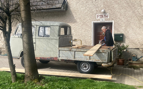 Der erste Volvo, ein ÖV4, verlässt das Werk (1927) Der erste Volvo, ein ÖV4, verlässt das Werk (1927)