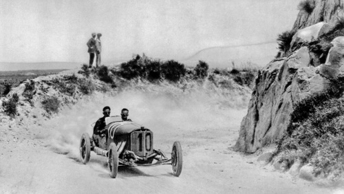 Nach dreijähriger Bauzeit wird der Nürburgring eröffnet (1927) Nach dreijähriger Bauzeit wird der Nürburgring eröffnet (1927)