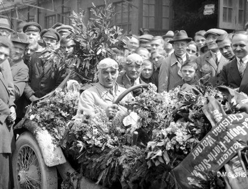 Nach dreijähriger Bauzeit wird der Nürburgring eröffnet (1927) Nach dreijähriger Bauzeit wird der Nürburgring eröffnet (1927)