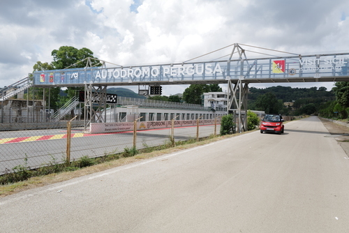 Ford feiert mit seinem neuen GT40 gegen Ferrari einen Dreifachsieg in Le Mans (1966) Ford feiert mit seinem neuen GT40 gegen Ferrari einen Dreifachsieg in Le Mans (1966)