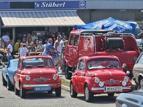 Ford feiert mit seinem neuen GT40 gegen Ferrari einen Dreifachsieg in Le Mans (1966) Ford feiert mit seinem neuen GT40 gegen Ferrari einen Dreifachsieg in Le Mans (1966)