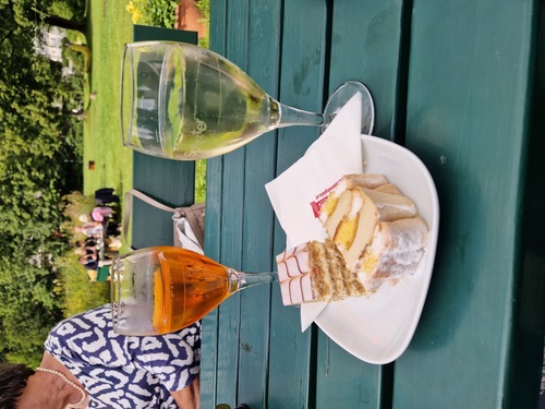 Mit Inkrafttreten des Österreichischen Staatsvertrags erhält Österreich seine volle staatliche Souveränität zurück (1955)