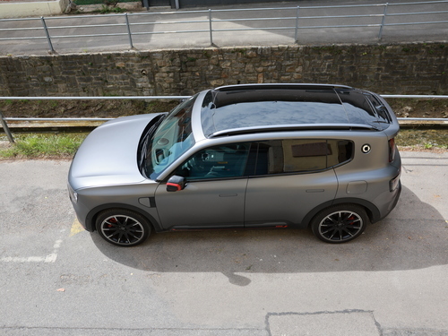 Der Schauspieler und ehemaliger Bodybuilder Arnold Schwarzenegger wird in Thal bei Graz geboren (1947)