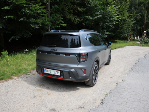 Der Schauspieler und ehemaliger Bodybuilder Arnold Schwarzenegger wird in Thal bei Graz geboren (1947)