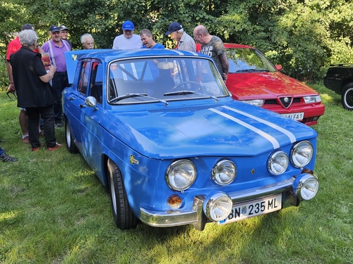 Nach zwei Monaten erreicht Alice Ramsey als erste Frau, die mit einem Auto die USA durchquert hat, ihren Zielort San Francisco (1909)