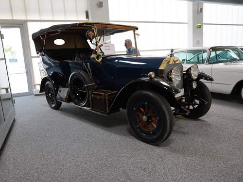 Der Musiker und Rocksänger Freddie Mercury wird in Farrokh Bulsara in Sansibar geboren (1946)