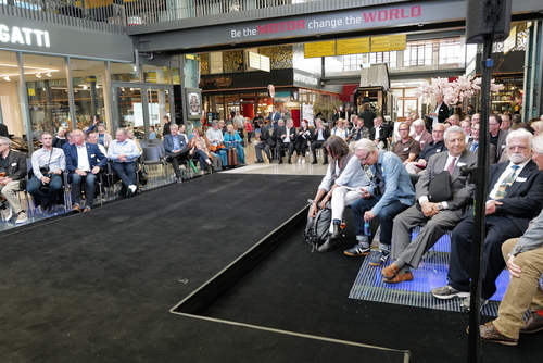 Der deutscher Modeschöpfer Karl Lagerfeld wird geboren (1933)