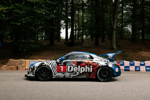 Delphi beflügelt die Automobilkultur mit der Präsentation des ersten Delphi Art Cars beim italienischen Tutto Bene Bergrennen