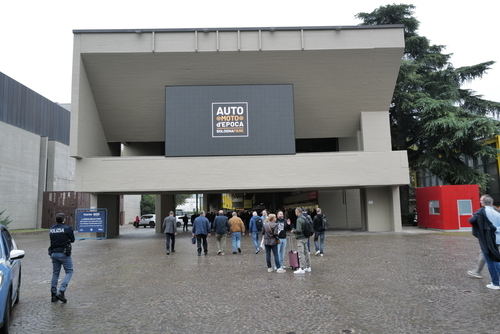 Die erste Lokomotive fährt die Strecke Mürzzuschlag-Payerbach über den Semmering (1853)
