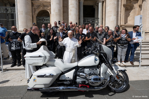 Erfolgreiche Versteigerung der von Papst Leo XIV. signierten BMW R 18 Transcontinental