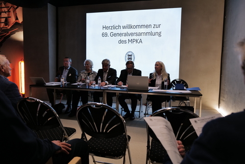 Der Suezkanal mit einer Länge von 164 km wird eröffnet (1880)