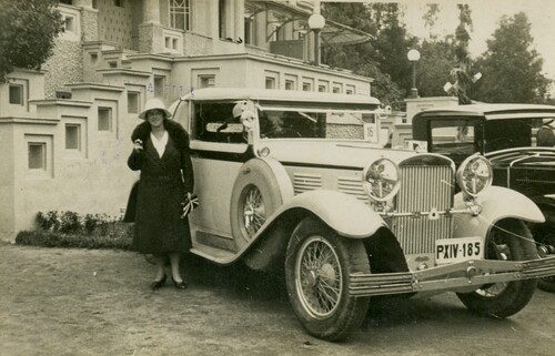 Der erste bemannte Heißluftballon der Gebrüder Montgolfier startet in Paris (1783)
