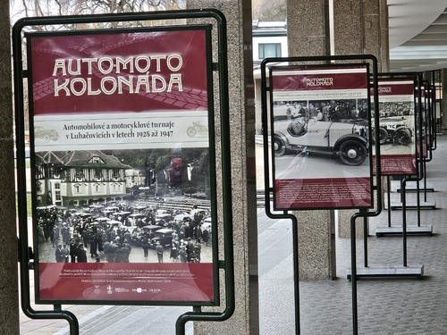 Der erste bemannte Heißluftballon der Gebrüder Montgolfier startet in Paris (1783)