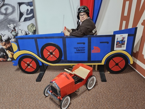 Der erste bemannte Heißluftballon der Gebrüder Montgolfier startet in Paris (1783)