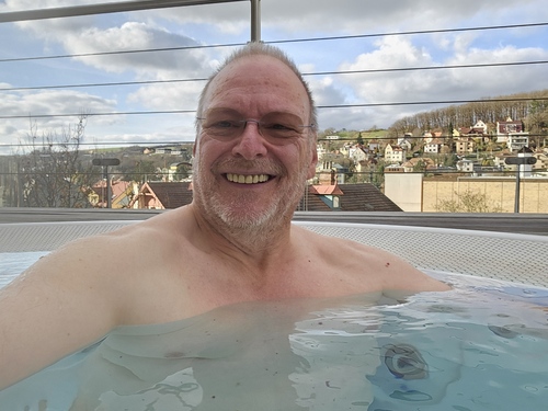 Der erste bemannte Heißluftballon der Gebrüder Montgolfier startet in Paris (1783)