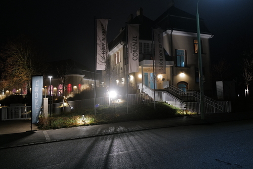 Neil Papworth verschickt das erste SMS mit dem Text "Merry Christmas" im britischen Vodafone-Netz (1992)