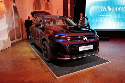 Neil Papworth verschickt das erste SMS mit dem Text "Merry Christmas" im britischen Vodafone-Netz (1992)