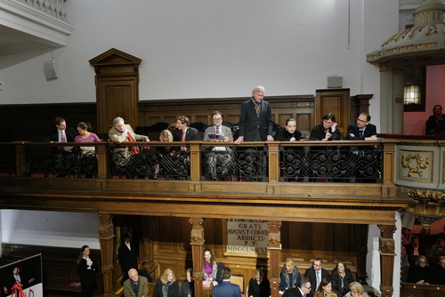 Die weltweit erste Ampel wird vor dem House of Parliament in London aufgestellt (1868)
