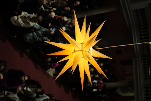 Die weltweit erste Ampel wird vor dem House of Parliament in London aufgestellt (1868)