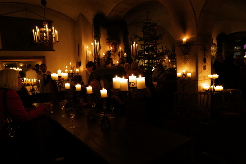 Charles Dickens veröffentlicht den Roman "A Christmas Carol" (1843)