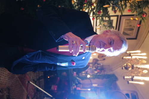 Charles Dickens veröffentlicht den Roman "A Christmas Carol" (1843)